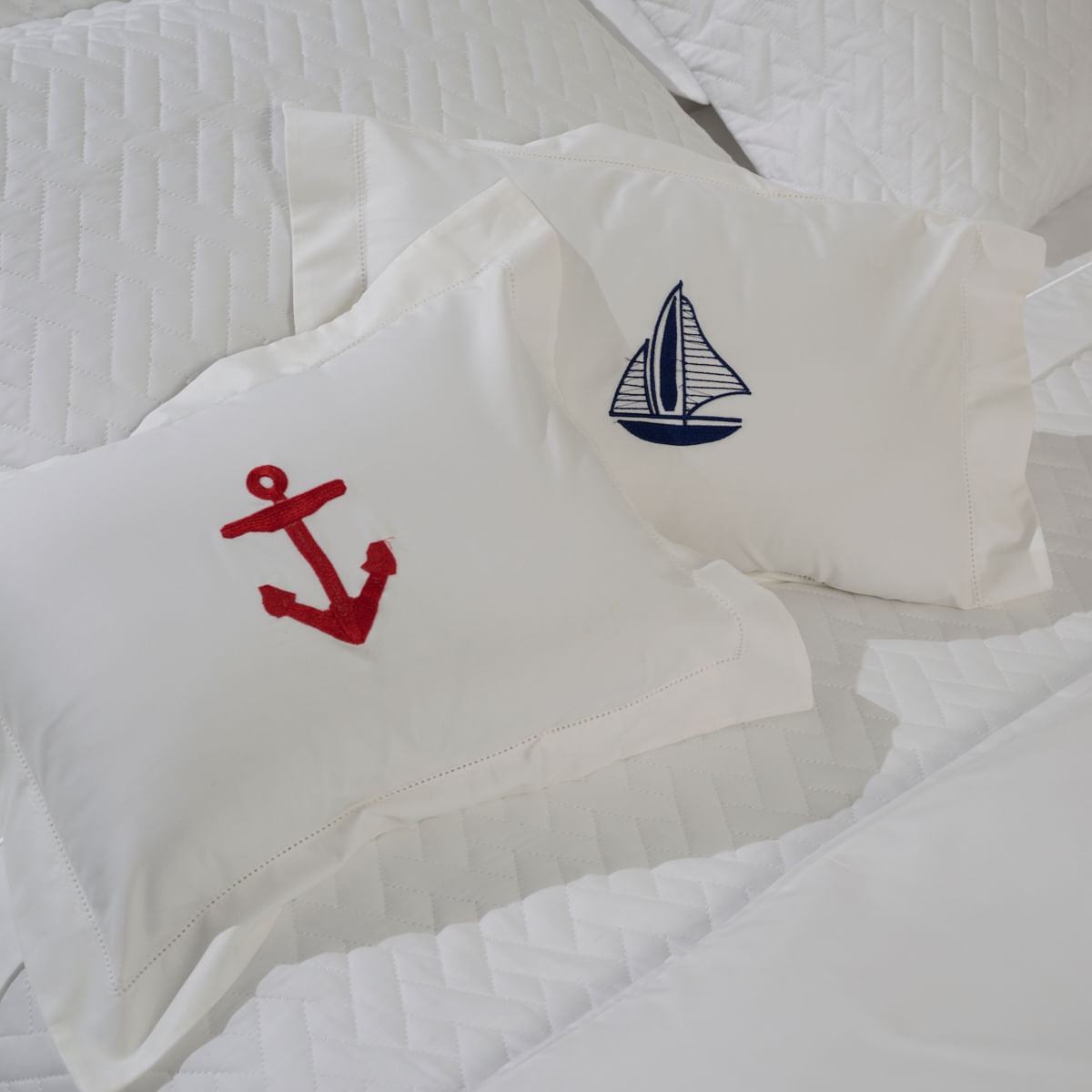 01 01 0418 Capa de Almofada 320 fios Barco + 01 01 0421 Capa de Almofada 320 fios Ancora Vermelho 001